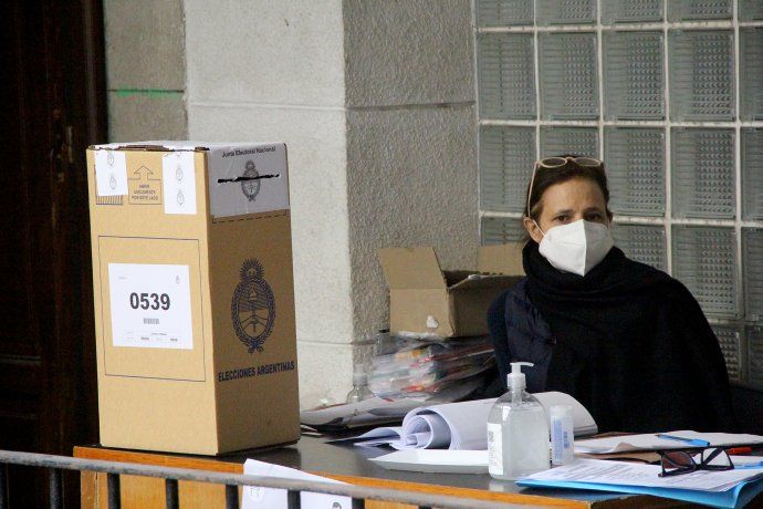 Las autoridades de mesa con los protocolos necesarios por la COVID19.