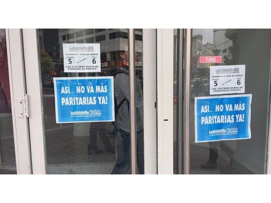 Los trabajadores bancarios de las 53 seccionales del gremio exigen la inmediata reapertura de las paritarias y rechazan el incumplimiento de lo dispuesto en el último acuerdo salarial. (foto: gentileza QC)