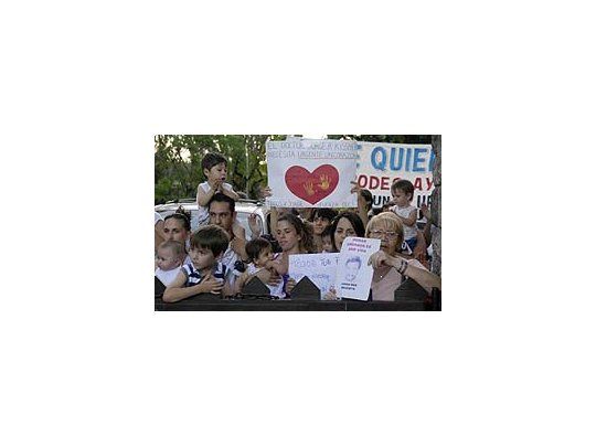 Familiares, amigos y compañeros del médico marcharon en su apoyo en una caravana.