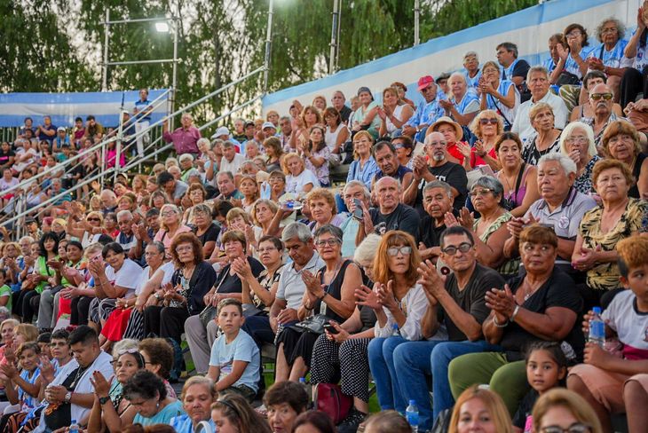 Durante este domingo los festejos continuarán por la mañana con el tradicional desfile que reúne a las instituciones del distrito en la plaza 12 de Octubre. Durante este domingo los festejos continuarán por la mañana con el tradicional desfile que reúne a las instituciones del distrito en la plaza 12 de Octubre.