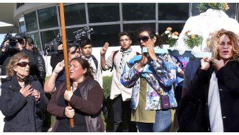 Los familiares de los tripulantes, en contra de declarar duelo nacional