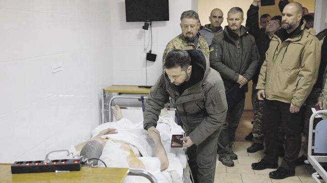 ÁNIMO. El presidente de Ucrania, Volodímir Zelenski, visitó a soldados heridos en un hospital militar próximo a Járkov. El mandatario llama a su país a resistir el embate ruso a pesar de la proximidad del invierno.