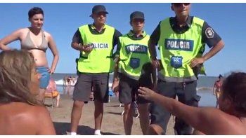 Si hay una chica en colaless no le van a ir a decir pónganse un pantalón porque está exhibiendo el trasero, esgrimió una de las mujeres que fue obligada por la policía a poner la parte superior del bikini.