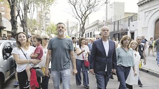 Recorrida. El intendente de Lanús y candidato a la reelección por JxC, Diego Kravetz, recorrió ayer el municipio junto al postulante a gobernador de la Provincia por su espacio, Néstor Grindetti.