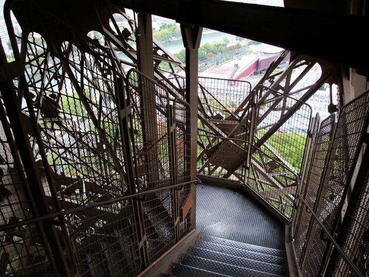 Un coleccionista francés adquirió por €450.160 un tramo original de la escalera de la Torre Eiffel en la casa de subastas Artcurial. Un coleccionista francés adquirió por €450.160 un tramo original de la escalera de la Torre Eiffel en la casa de subastas Artcurial.