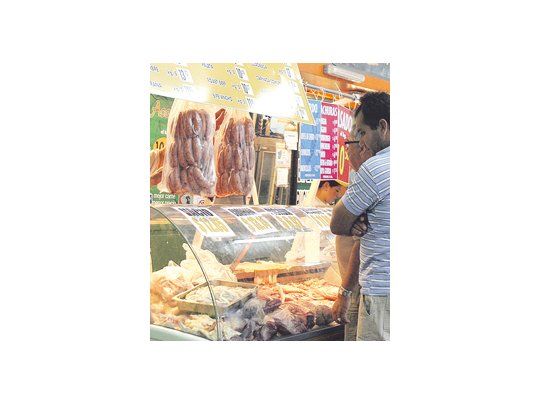 Los carniceros aseguran que desde hace un tiempo venden más pollo que carne vacuna debido al aumento de los precios. Además, ofrecen cerdo, quesos y lácteos para intentar paliar los costos.