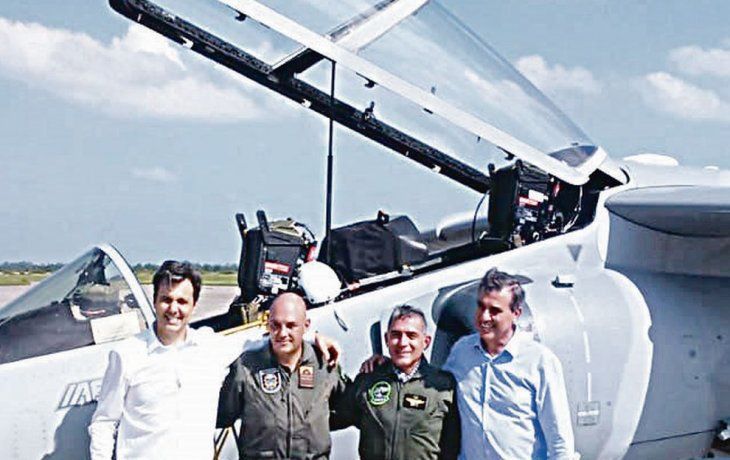 Córdoba. Fernando Sibilla (director de Nuevos Negocios FAdeA), piloto argentino de Pampa; el viceministro de Defensa, Roberto Ruiz Serovic y el ministro de Defensa, Luis Ralda Moreno.