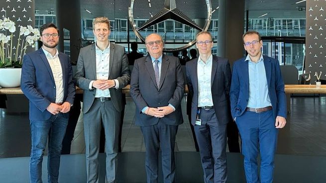 El secretario de Industria y Desarrollo Productivo de la Nación, José Ignacio de Mendiguren, con autoridades de la empresa Mercedes-Benz.