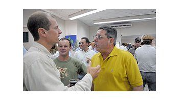 Un numeroso grupo de productores, entre los que se encuentra Alfredo De Angeli, mantiene tomada la sucursal Hasenkamp del Nuevo Banco de Entre Ríos S.A.
