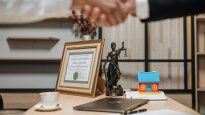 Cierre de un acuerdo. Los créditos hipotecarios se consolidan como la herramienta clave para agilizar las operaciones inmobiliarias