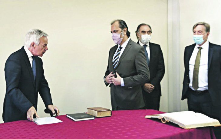 Inusual. En un acto inusual por restricciones del covid, la jura de Roberto Boico fue semipresencial en Comodoro Py y seguida por Zoom.