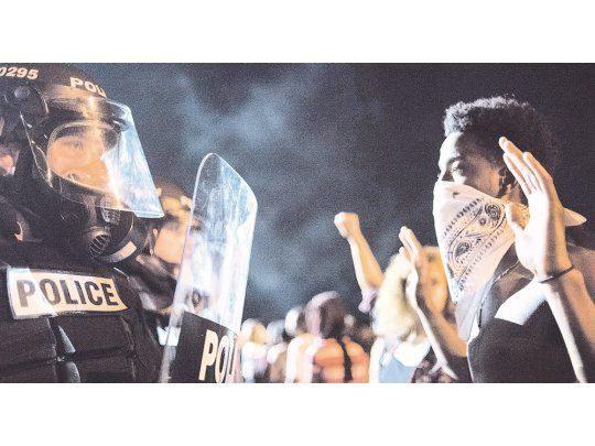 Cara a cara. Los casos de negros muertos por policías ya parecen una epidemia en Estados Unidos. Por eso, la reacción de las comunidades es cada vez con más frecuencia violenta.