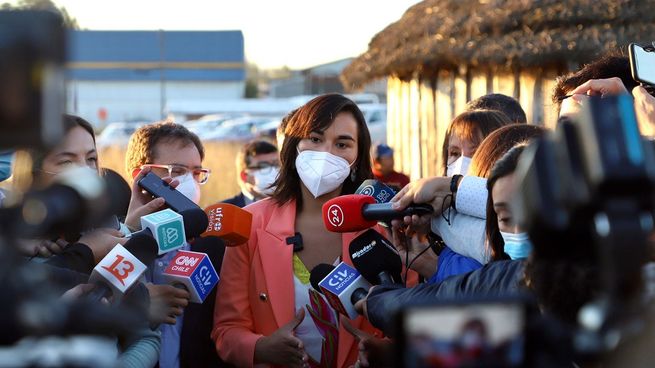 La ministra de Interior de hile, Izkia Siches, tras el ataque.