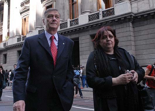 El gobernador de Santa Fe, Hermes Binner, al ingresar al Congreso