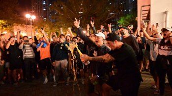 Manifestantes en Hong Kong celebran&nbsp;la derrota de Junius Ho, uno de los pol&iacute;ticos pro-Pek&iacute;n m&aacute;s repudiados por los grupos prodemocracia y quien recientemente fue acuchillado por un atacante en pleno acto de campa&ntilde;a.