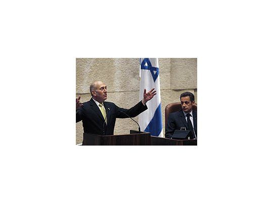 Nicolas Sarkozy escucha al premier israelí, Ehud Olmert, mientras habla al Parlamento en Jerusalén.