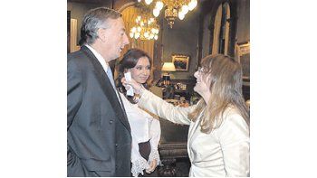 ámbito.com | Novedad enfotos distribuidaspor laPresidenciade la Nación:Cristina deKirchner juntoa la cuñadiísimaAlicia enactividades decampaña. Elpeso de laimagen de laministra quereparte seimpone porsobre laleyendafamiliar.