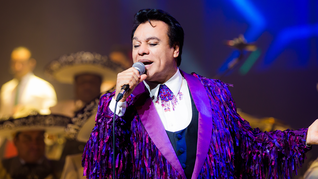 Juan Gabriel, uno de los cantautores más populares de México. Juan Gabriel, uno de los cantautores más populares de México.