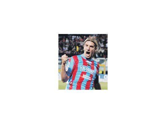 Maxi López ya arregló su contrato con el Milan, pero sabe que es la segunda opción y su pase depende de que se caiga el de Tevez. El «Apache» le haría juicio al City si no lo vende.
