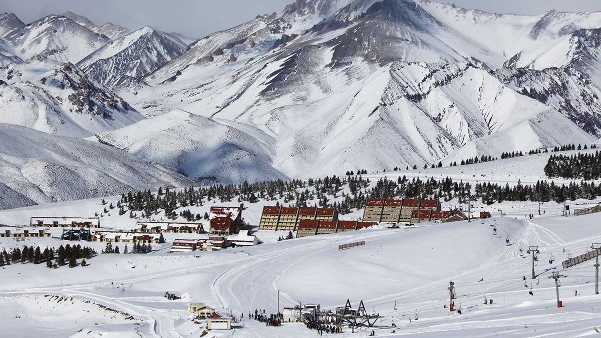 Blue lagoons surrounded by mountains: the ideal destination within Mendoza to visit in spring
