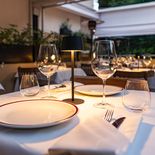 Ubicada en una terraza con toldo, con impronta de quincho y espíritu de casa, la propuesta construye una atmósfera íntima y relajada, pensada como un refugio en medio de la ciudad. Solo con reserva a través de la web y/o télefono. Ubicada en una terraza con toldo, con impronta de quincho y espíritu de casa, la propuesta construye una atmósfera íntima y relajada, pensada como un refugio en medio de la ciudad. Solo con reserva a través de la web y/o télefono.