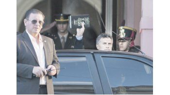 ámbito.com | Mauricio Macri se retira ayer de la Casa Rosada. En los últimos días lo acompaña un ejemplar de “El hijo de César”, de John Williams. Por la mañana había vuelto al conurbano junto a María Eugenia Vidal.