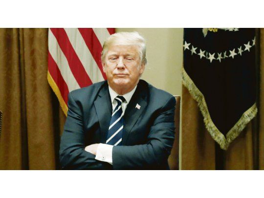 Gesto. Con esa expresión despidió ayer Donald Trump a los periodistas.