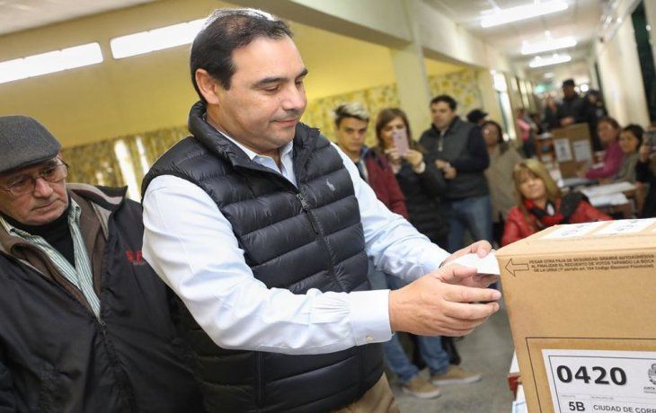 El gobernador Gustavo Valdés emitió su voto este domingo en las legislativas.