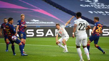 Müller, figura del partido, anotó el primer y el cuarto del Bayern Munich.
