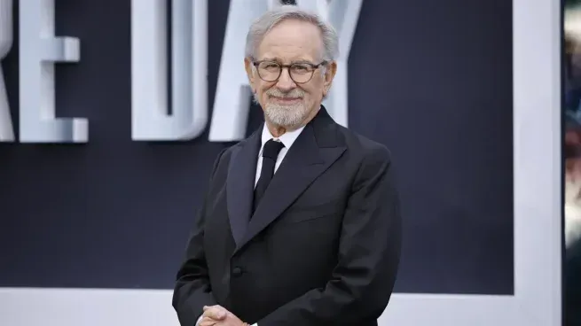 La nueva película combina ciencia ficción, thriller político y teorías sobre ovnis en una historia atravesada por conspiraciones, fe y el poder de los medios de comunicación.