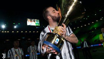 Higuaín y el trofeo del 9° título consecutivo en la Liga de Juventus.
