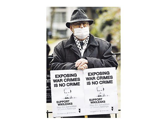 Un grupo de manifestantes volvió a apoyar ayer a Julian Assange, el director de WikiLeaks, frente al tribunal de Londres donde se estudia su posible extradición a Suecia.