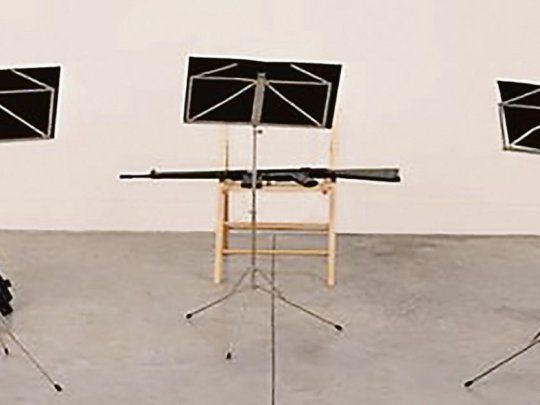 Brossa. Combinación de atriles y ametralladoras, una de las composiciones típicas de Joan Brossa.