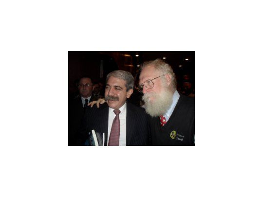 El jefe de Gabinete, Aníbal Fernández, y John Maddog Hall, de Linux International.