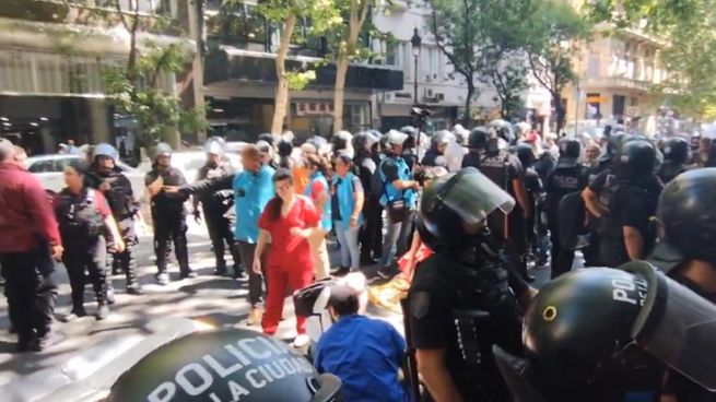 Gerardo Mirkin estaba afuera de la sede del Pami,&nbsp;manifestándose en reclamo de los medicamentos que le fueron quitados