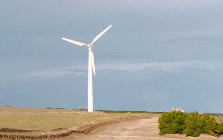 Aprovechamiento. Necochea, entre otras cosas, hace uso de sus vientos y ya comenzó las obras para poner en marcha el parque eólico más importante de la Costa Atlántica. Actualmente la ciudad tiene un solo molino.