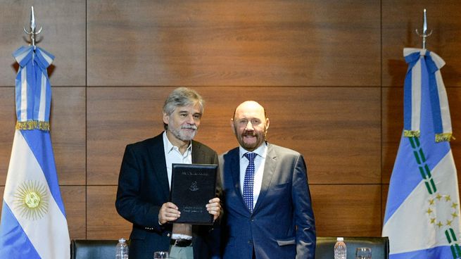 Las autoridades firman el acta para para la construcción de la fábrica de bioinsumos Bioform en Formosa.&nbsp;