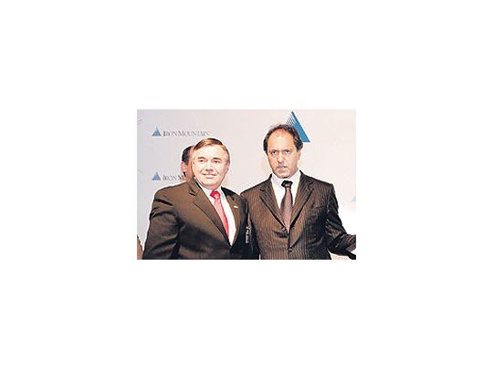 Ricardo García (Iron Mountain) y Daniel Scioli.
