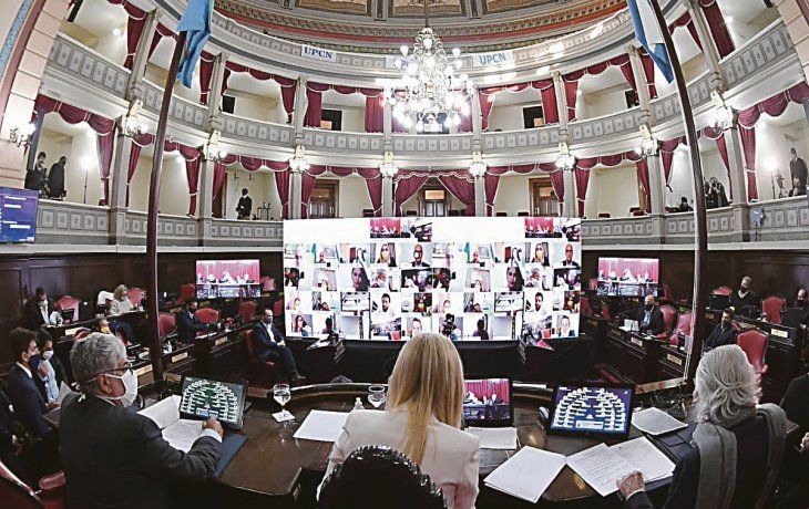 postal. La vicegobernadora Verónica Magario, durante la histórica sesión ayer en el Senado bonaerense.