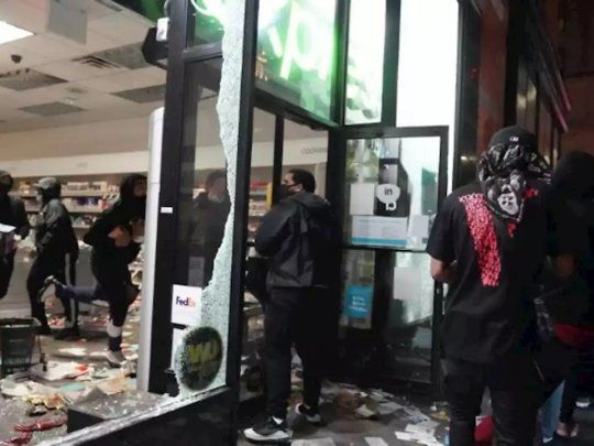 Locales de marcas de lujo fueron saqueados la noche del lunes en Nueva York.