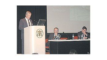 ámbito.com | Directivos de la Universidad Austral: Fernando Preumayr, Miguel Di Stefano y Bernardo Piazzardi, durante el lanzamiento de la maestría en agronegocios.