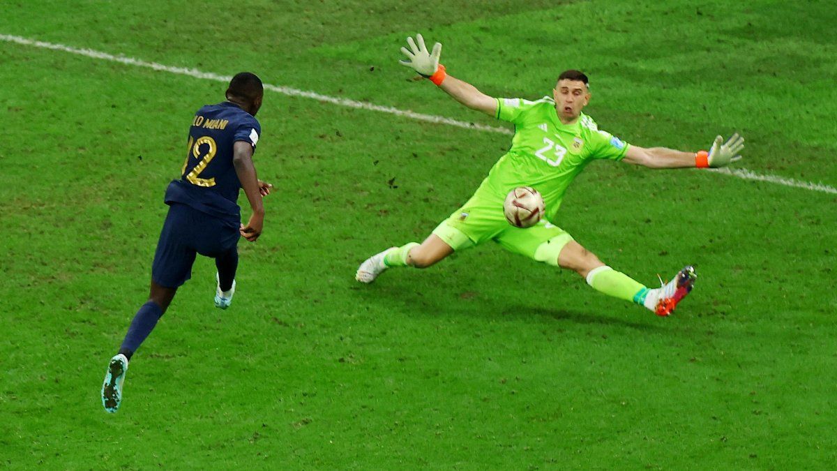 Kolo Muani does not forget the save by “Dibu” Martínez: “I’m not going to lie, I hate him”