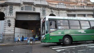 La UTA convocó a un paro de transportes para este martes 6 de mayo.