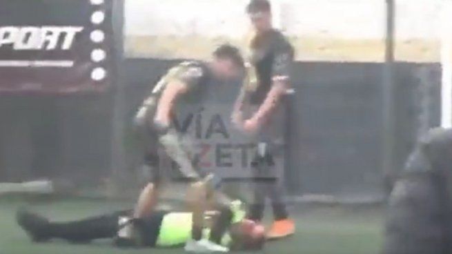 Jugador le pega una brutal patada a un árbitro en Sarandí