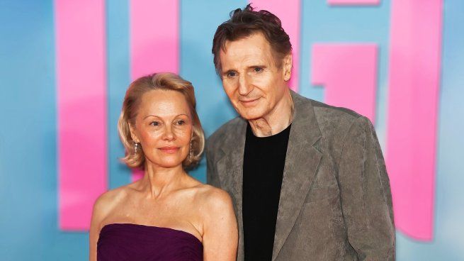 ¿Juntos? Pamela Anderson y Liam Neeson en el estreno de La pistola desnuda.