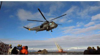 Los científicos fueron rescatados gracias helicópteros de la Marina Argentina que viajan a bordo del Almirante Irízar.