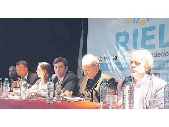 frente amplio. El legislador Gustavo Vera y monseñor Marcelo Sánchez Sorondo fueron dos de los oradores en el encuentro durante el cual se presentó la primera agrupación política con apoyo del Vaticano.
