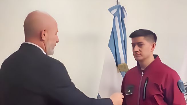 El ministro de Seguridad, Waldo Woff, condecora al policía Claudio Miño.