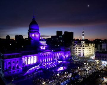 El Congreso se iluminó de violeta para conmemorar el séptimo aniversario del Ni una menos