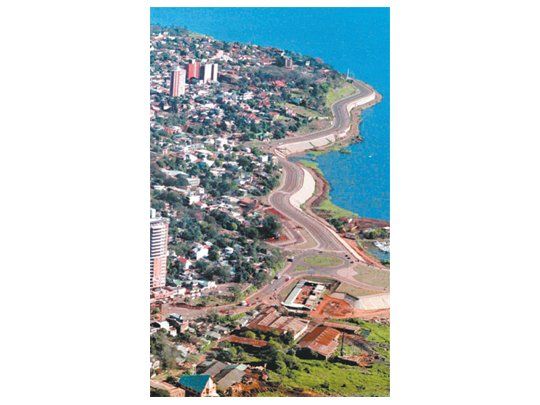 Caminatas, deportes de río, numerosos bares y restoranes. Estas son algunas de las variadas opciones que ofrece la costanera de la capital misionera.